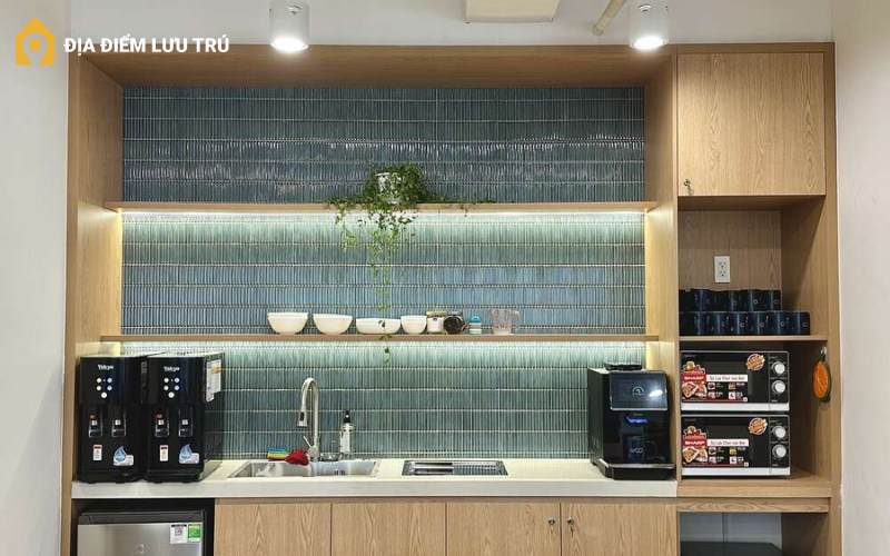 Tủ lạnh mini và đồ uống trong phòng