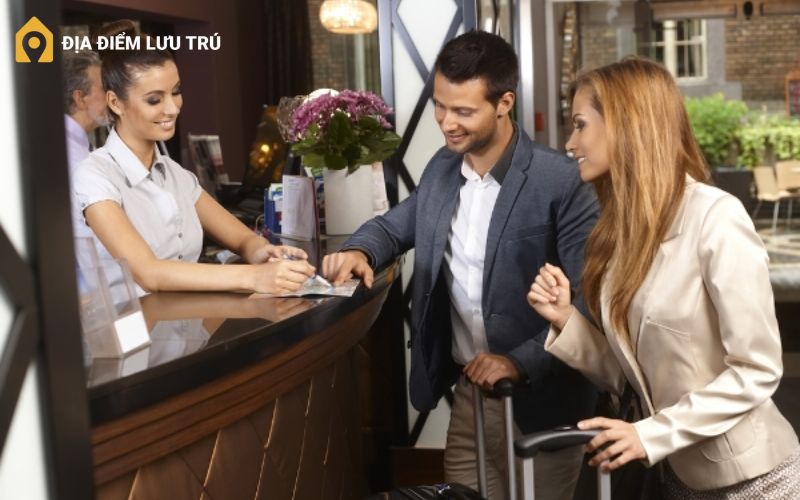 gio-check-in-check-out-khach-san-3