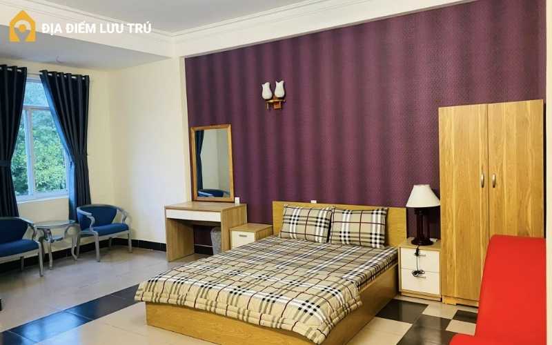 Một phòng nghỉ đầy đủ tiện nghi tại khách sạn Nhà Bè