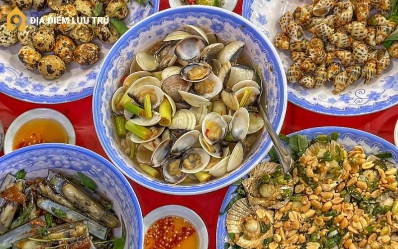 Ốc là món ăn vặt được nhiều người yêu thích khi hỏi Sài Gòn