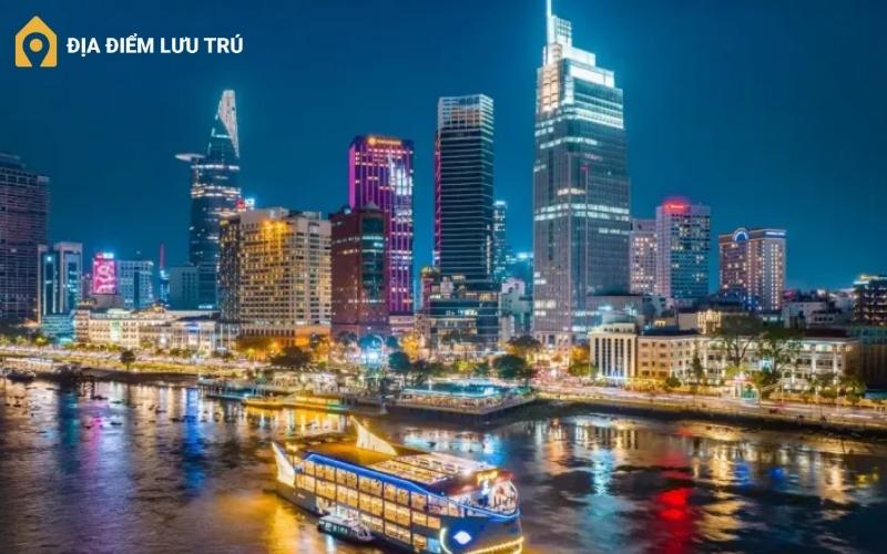 Du thuyền trên sông Sài Gòn