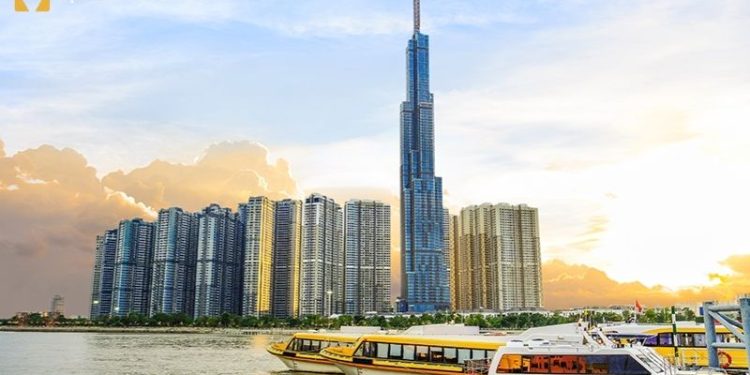Landmark 81 – tòa nhà cao nhất Sài Gòn có gì đặc biệt? Từ ẩm thực, nghỉ dưỡng đến trải nghiệm tại Skyview. Khám phá chi tiết mọi thứ ở bên dưới nhé! Tòa nhà cao nhất Sài Gòn có gì? Review Landmark 81 chi tiết nhất Bạn đang tò mò tòa nhà cao nhất Sài Gòn có gì? Từ đài quan sát chạm mây đến sân trượt băng trong nhà cực chill, Landmark 81 chính là điểm đến giải trí, ăn uống và nghỉ dưỡng không thể bỏ lỡ khi đến TP.HCM. Cùng Địa Điểm Lưu Trú khám phá thêm những thông tin thú vị dưới đây nhé. Giới thiệu về Landmark 81 – niềm tự hào của TP.HCM Bạn đã bao giờ tự hỏi rằng tòa nhà cao nhất Sài Gòn có gì đặc biệt chưa? Được lấy cảm hứng từ hình ảnh lũy tre Việt Nam, Landmark 81 tượng trưng cho tinh thần bền bỉ và khát vọng vươn lên không ngừng của dân tộc. Công trình này là kết quả từ hơn 1.000 ngày xây dựng liên tục, với sự tham gia của hơn 6.000 kỹ sư, công nhân Việt Nam. Tòa nhà chính thức đi vào hoạt động từ năm 2018 và nhanh chóng trở thành một trong những điểm đến không thể bỏ qua tại TP.HCM. Với chiều cao 461,2m, gồm 81 tầng nổi và 3 tầng hầm, Landmark 81 từng lọt top 10 tòa nhà cao nhất thế giới. Dù hiện tại đã lùi về vị trí thứ 15 (tính đến 2020), nhưng đây vẫn là biểu tượng kiến trúc mang tính lịch sử đối với Việt Nam. Không chỉ ấn tượng bởi chiều cao, Landmark 81 còn là tổ hợp dịch vụ cao cấp với đầy đủ tiện ích: trung tâm thương mại, khách sạn 5 sao, căn hộ hạng sang, khu ẩm thực, giải trí và đài quan sát 360 độ. Hình ảnh toàn cảnh Landmark 81 nổi bật giữa trung tâm TP.HCM Địa chỉ Landmark 81 và cách di chuyển Dưới đây là thông tin cụ thể về việc di chuyển tới Landmark 81 để giúp mọi người khám phá toà nhà cao nhất Sài Gòn có gì dễ dàng. Địa chỉ cụ thể Tọa lạc tại số 208 Nguyễn Hữu Cảnh, phường 22, quận Bình Thạnh, TP.HCM – thuộc khu đô thị cao cấp Vinhomes Central Park, bên bờ sông Sài Gòn. Vị trí này rất thuận tiện để kết nối với các quận trung tâm như Quận 1, Quận 2, Quận 3, hay các khu đô thị mới như Thủ Thiêm. Hướng dẫn đi Landmark 81 Bạn có thể đi xe máy, ô tô, taxi hoặc xe buýt. Từ Quận 1, di chuyển qua đường Lê Thánh Tôn – Trương Định – Tôn Đức Thắng rồi rẽ vào Nguyễn Hữu Cảnh là tới. Xe buýt có các tuyến: 19, 53, 55, 56, 59, 60, 61, 93 – dừng tại trạm gần Landmark 81 và đi bộ tầm 5 phút. Nếu từ các tỉnh thành khác, bạn có thể bay tới Tân Sơn Nhất rồi tiếp tục đi taxi hoặc thuê xe máy đến đây. Hướng dẫn đường đi tới Landmark 81 từ Quận 1 Bên trong tòa nhà cao nhất Sài Gòn có gì? Landmark 81 là tổ hợp phức hợp hiện đại, đáp ứng mọi nhu cầu về mua sắm, ăn uống, nghỉ dưỡng, thể thao và giải trí cao cấp. Bạn đã biết bên trong của toà nhà cao nhất Sài Gòn có gì chưa? Đây là những điểm hấp dẫn mà bạn nhất định phải khám phá. Vincom Center Landmark 81 Nằm từ tầng B1 đến tầng 3, Vincom Landmark 81 quy tụ hàng trăm thương hiệu nổi tiếng trong và ngoài nước. Các khu mua sắm rộng lớn, khu ẩm thực đa dạng từ món Á đến Âu, cùng nhiều nhà hàng buffet và quán cà phê sang trọng khiến nơi đây trở thành thiên đường tiêu dùng. Ngoài ra, còn có cụm rạp chiếu phim CGV đẳng cấp, khu vui chơi trẻ em và nhiều tiện ích đi kèm. Gian hàng mua sắm và khu ẩm thực sầm uất tại Vincom Landmark 81 Sân trượt băng Vincom Ice Rink Sân trượt băng Vincom Ice Rink tại tầng B1 là điểm đến lý tưởng cho các tín đồ yêu thích vận động và trải nghiệm mới lạ. Nhiều người thắc mắc toà nhà cao nhất Sài Gòn có gì cũng bất ngờ khi biết trong đây có sân trượt băng. Với diện tích hơn 2.000m² và sức chứa lên tới 200 người/lượt, đây là sân trượt băng nhân tạo lớn nhất Việt Nam tính đến nay. Không khí mát lạnh, nền băng mịn và hệ thống đèn chiếu hiện đại tạo nên cảm giác như đang trượt giữa hồ băng tự nhiên. Hồ bơi vô cực trên tầng cao Nếu bạn đang tìm một nơi để thư giãn với tầm nhìn cực “xịn sò”, thì hồ bơi vô cực tại Landmark 81 chính là lựa chọn không thể bỏ lỡ. Hồ bơi nằm ở khu vực clubhouse, với thiết kế mở hoàn toàn, tạo cảm giác bơi giữa không trung và ngắm trọn khung cảnh thành phố từ trên cao. Không gian hiện đại, rộng rãi và được chăm chút kỹ lưỡng giúp nơi đây luôn giữ được vẻ đẹp sang trọng, tinh tế. Hồ bơi vô cực với view toàn thành phố từ tầng cao Landmark 81 Khách sạn Vinpearl Landmark 81 Bên trong toà nhà cao nhất Sài Gòn có gì? Từ tầng 42 đến tầng 76 là khách sạn Vinpearl 5 sao với đầy đủ tiện nghi chuẩn quốc tế. Không gian phòng ở được thiết kế tinh tế, view toàn cảnh sông Sài Gòn hoặc trung tâm thành phố. Dịch vụ đẳng cấp, spa, nhà hàng buffet và phòng họp tiêu chuẩn giúp nơi đây thu hút đông đảo du khách trong và ngoài nước. Đài quan sát Landmark 81 Skyview Đây chính là điểm nhấn “đắt giá” nhất khi khám phá Landmark 81. Từ tầng 79 đến tầng 81, Skyview mang đến trải nghiệm chiêm ngưỡng toàn cảnh thành phố từ độ cao gần 400m. Bạn sẽ được bước qua cây cầu SkyTouch – nơi cao nhất của tòa nhà, hòa mình vào khung cảnh rực rỡ từ trên cao, đặc biệt vào buổi tối. Trải nghiệm đứng trên đài quan sát Skyview – nơi cao nhất tòa nhà Landmark 81 Nếu bạn đang thắc mắc tòa nhà cao nhất Sài Gòn có gì, thì câu trả lời chắc chắn là: rất nhiều điều thú vị! Từ mua sắm, ăn uống, giải trí, nghỉ dưỡng đến ngắm cảnh từ độ cao gần 500m – Landmark 81 chính là nơi mang lại trải nghiệm “tất cả trong một” giữa lòng thành phố sôi động. Hãy theo dõi Địa Điểm Lưu Trú để có thêm nhiều thông tin thú vị khác nữa nhé.